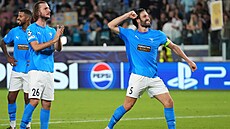 Kapitán Pafosu David Goldar (vpravo) oslavuje výhru nad Villarrealem.