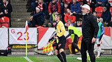 Slávistický kou Jindich Trpiovský bhem utkání s Baníkem.