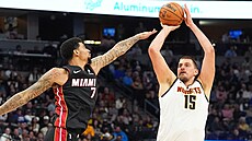Nikola Joki� z Denver Nuggets st�ílí na ko� Miami Heat, brání ho Kel�el Ware.