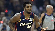 Donovan Mitchell (45) z Cleveland Cavaliers slaví trefu.