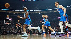 Shai Gilgeous-Alexander p�ijímá mí�, Oklahoma City Thunder vybíhá do útoku...