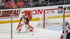 Luká Dostál (1) z Anaheim Ducks rozehrává.