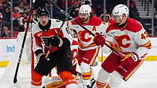 Travis Sanheim (vlevo) z Philadelphia Flyers a Adam Klapka (43) z Calgary...
