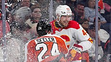 Nick Seeler (24) z Philadelphia Flyers a Adam Klapka (43) z Calgary Flames v...