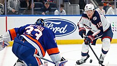 David Rittich (33) z New York Islanders elí pokusu Dmitrije Voronkova (10) z...