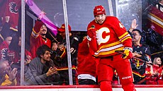 Adam Klapka z Calgary Flames oslavuje svou trefu.