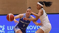 Karolina otolová (vlevo) z Ferrolu bojuje o mí s ostravskou Olianou...