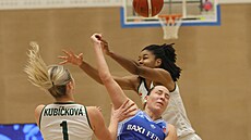 Karolina �otolová se sna�í dostat k mí�i mezi ostravskými basketbalistkami...