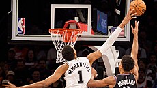 Victor Wembanyama (1) ze San Antonio Spurs v zápase s Phoenix Suns blokuje Osa...