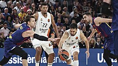 Jan Veselý (vlevo) a Tomá Satoranský z Barcelony se pokouejí zastavit Facunda...