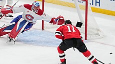 Montrealský gólman Jakub Dobe se snaí lapit pokus Stefana Noesena z New...