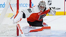 Gólman Daniel Vlada z Philadelphie zasahuje v utkání proti Torontu.