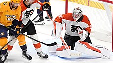 Branká Daniel Vlada z Philadelphie si pipisuje zákrok v utkání s Nashvillem.