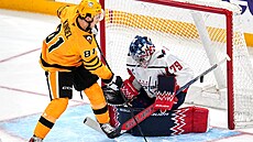 Ben Kindel (Pittsburgh) si na branká�e Charlieho Lindgrena (Washington)...