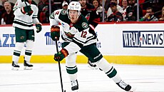 Matthew Boldy z Minnesoty vyvá�í puk.