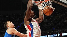 Dwight Powell (Dallas) jen p�ihlí�í, jak rozjetý Jalen Duren (Detroit) sme�uje.