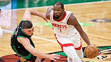 Kevin Durant (Houston) se prosmýká kolem Paytona Pritcharda (Boston).
