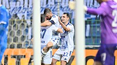 Olomoutí fotbalisté se radují ze vstelené branky.