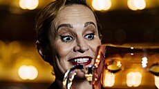 Monika Absolonová se raduje ze zisku Ceny Thálie (1. listopadu 2025).