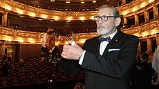 Ladislav Frej pózuje s Cenou Thálie za celoivotní mistrovství (1. listopadu...