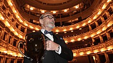 Ladislav Frej pózuje s Cenou Thálie za celoivotní mistrovství (1. listopadu...