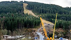 Usazování konstrukce ly�a�ského mostu p�es Labe ve skiareálu ve �pindlerov�...