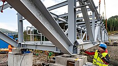 Usazování konstrukce ly�a�ského mostu p�es Labe ve skiareálu ve �pindlerov�...