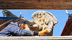 Restaurátoi pracují na hbitovním portálu v Hoicích. (20. íjna 2025)