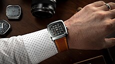 S �erným podkladem �íselníku p�sobiv� kontrastuje oran�ová vte�inová ru�ka,...