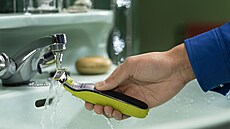 Philips OneBlade 360 je zcela vodot�sný, tak�e m��ete b�it �istit pod tekoucí...