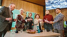 Petr Kostka, Carmen Mayerová, Libu�e �vormová, Na�a Konvalinková, Petr Náro�ný...