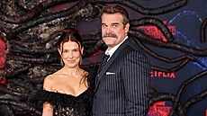 Millie Bobby Brownová a David Harbour v Los Angeles (6. listopadu 2025)