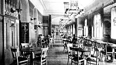 Historický interiér kavárny Louvre