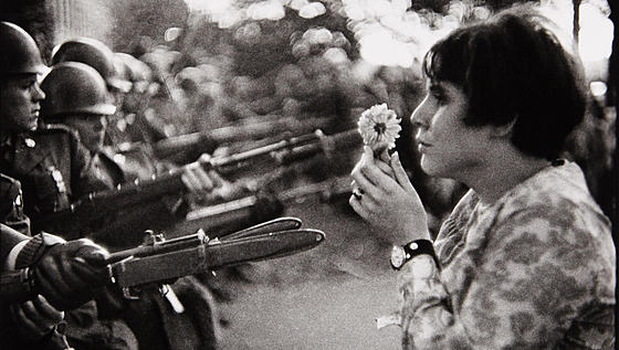 Marc Riboud: Demonstrace proti válce ve Vietnamu, Washington, D.C. (1967)