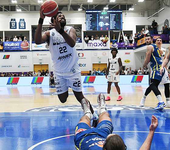 D��ínský L.J. Bryan zboural ústeckého  Adama Pechá�ka.