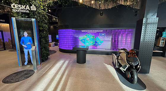 První nonstop pobo�ka �eské spo�itelny, kde s obsluhou klient� pom��e také AI...