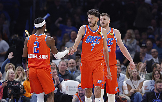 Chet Holmgren (7) a Shai Gilgeous-Alexander (2) z Oklahoma City Thunder b�hem...