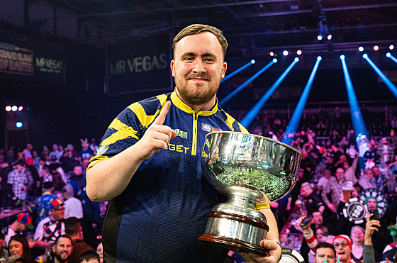 Luke Littler se raduje z vít�zství na �ipka�ském Grand Slamu, po kterém se stal...