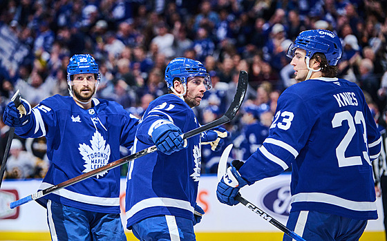 Hrá�i Toronta slaví gól. Zleva Oliver Ekman Larsson, John Tavares a Matthew...