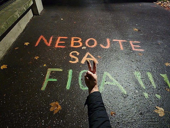 Na slovenských chodnících a nám�stích se objevují barevné nápisy k�ídou, které...