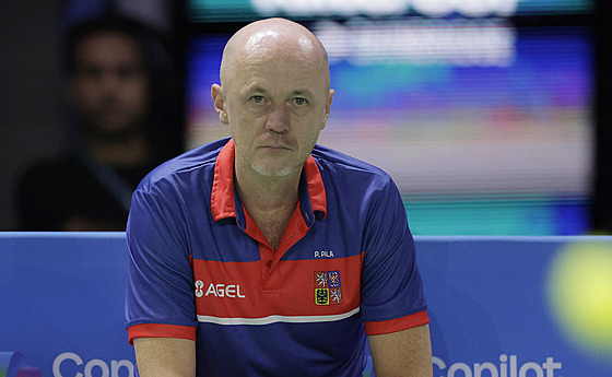 Kapitán �eských tenistek Petr Pála sleduje �tvrtfinále BJK Cupu v Málaze.