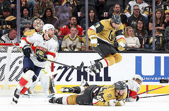 Obránce Golden Knights Brayden McNabb p�eskakuje spoluhrá�e Tomá�e Hertla.