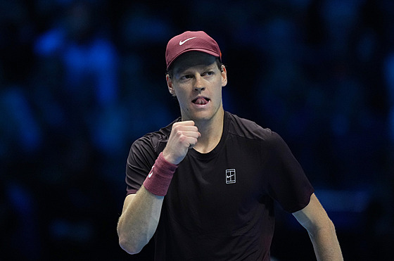 Jannik Sinner slaví triumf nad Benem Sheltonem.