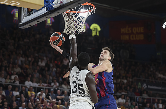 Jan Veselý se proti Boloni sna�í zakon�it akci Barcelony.