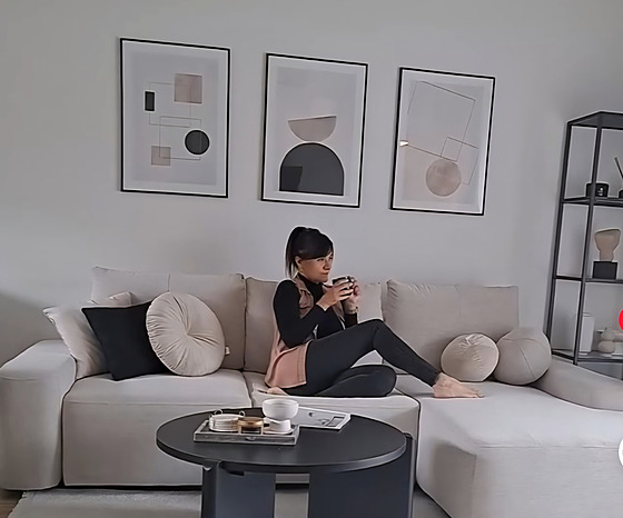 Monika se synem bydlí v byt� 2+kk v Polsku poblí� �eských hranic. 