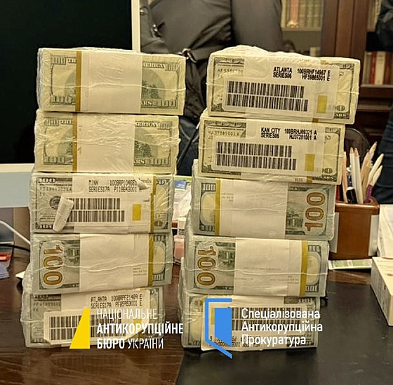 Fotografie ze zátahu zam��eného na odhalení úplatká�ství v ukrajinském...