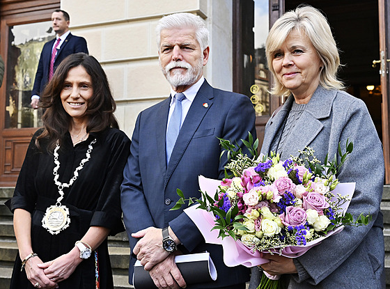 Prezident Petr Pavel s man�elkou Evou (vpravo) a primátorkou Karlových Var�...