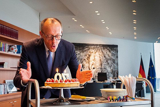 N�mecký kanclé� Friedrich Merz b�hem oslav 70. narozenin. (11. listopadu 2025).