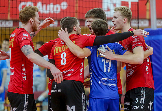 �eskobud�jovi�tí volejbalisté se povzbuzují.