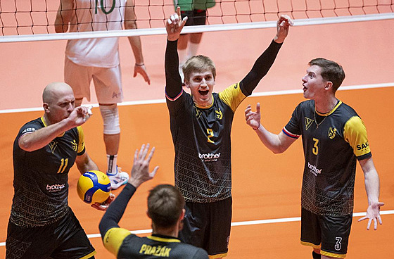 Brn�n�tí volejbalisté se radují.